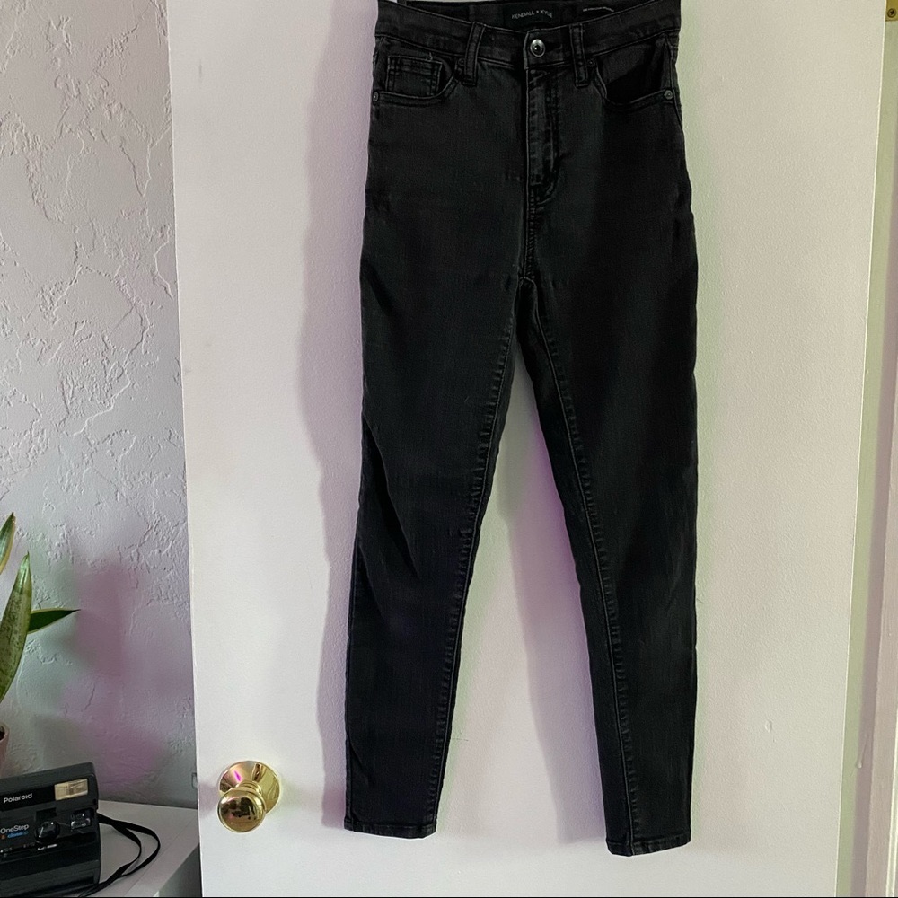 Kendall and Kylie High-Rise Kontour fit. Faded black.